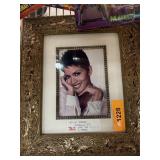 AUTOGRAPHED PHOTO W COA HALLE BERRY AUTOGRAPHED PHOTO W COA HALLE BERRY