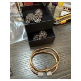 LOT OFBRCELETS & EARRINGS LOT OFBRCELETS & EARRINGS