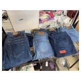 CONTENTS OF SHELF LOT OF JEANS MADWELL / 7 +