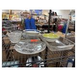 LARGE LOT OF MIXED GLASSWARE / BOWLS ETC
