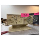 VINTAGE SEARS SILVERTONE CLOCK RADIO