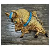 VINTAGE GOLD TONE BULL TAURUS BROOCH W PEARL