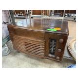 VINTAGE PHILCO TUBE RADIO / RECORD PLAYER AS IS VINTAGE PHILCO TUBE RADIO / RECORD PLAYER AS IS