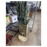 LARGE TOPIARY / DECOR & SMALL SHELF LARGE TOPIARY / DECOR & SMALL SHELF