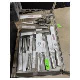 LOT OF FARBER WARE KNIFE SET W BLOCK LOT OF FARBER WARE KNIFE SET W BLOCK