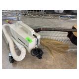 ORECK XL VACUUM CLEANER / STRAW BROOM ORECK XL VACUUM CLEANER / STRAW BROOM