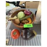 LOT OF VINTAGE CERAMIC FRUITS & VEGETABLES LOT OF VINTAGE CERAMIC FRUITS & VEGETABLES