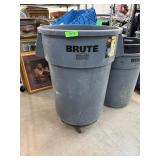 BRUTE ROLLING INDUSTRIAL TRASH CAN BRUTE ROLLING INDUSTRIAL TRASH CAN
