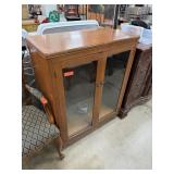 PRETTY GLASS FRONT CURIO / LIQUOR CABINET PRETTY GLASS FRONT CURIO / LIQUOR CABINET