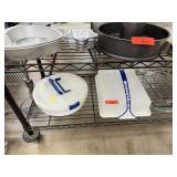 CONTENTS OF SHELF BAKING DISHES / CARRYING CASES