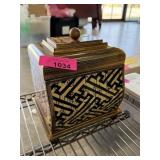 LARGE DECORATIVE LIDDED BOX LARGE DECORATIVE LIDDED BOX