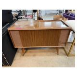VINTAGE MAGNAVOX MID CENTURY CONSOLE RECORD VINTAGE MAGNAVOX MID CENTURY CONSOLE RECORD
