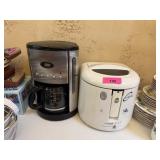 2PC SMALL APPLIANCES COFFEE POT / BREAD MAKER
