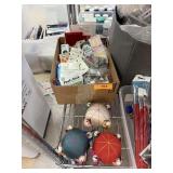 LOT OF SEWING / BUTTONS / PINCUSHIONS