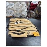 NIKE BASEBALL GLOVE RIGHT THROW / LEFT HAND
