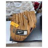 NIKE BASEBALL GLOVE RIGHT THROW / LEFT HAND
