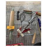 LOT OF MIXED VINTAGE KITCHEN TOOLS