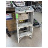 FOLDING STEP LADDER