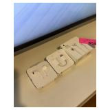 3PC APPLE LOT EARPHONES & CONNECTOR PIECE 3PC APPLE LOT EARPHONES & CONNECTOR PIECE