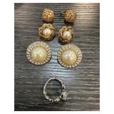LOT OF EARRINGS / JEWELRY