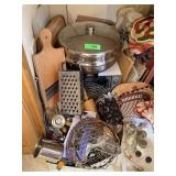 LARGE LOT OF MIXED KITCHEN / MANDOLIN & MORE LARGE LOT OF MIXED KITCHEN / MANDOLIN & MORE