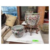 2PC FAMILLE ROSE CHINESE PLANTERS 1 W STAND 2PC FAMILLE ROSE CHINESE PLANTERS 1 W STAND