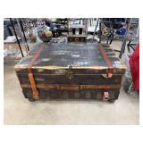 VERY LARGE & HEAVY UTILTY TRUNK COFFEE TABLE VERY LARGE & HEAVY UTILTY TRUNK COFFEE TABLE