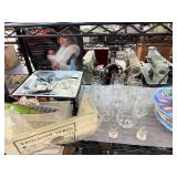 LOT OF MIXED GLASSWARE / PLATES LOT OF MIXED GLASSWARE / PLATES