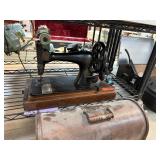 VINTAGE SINGER SEWING MACHINE W CASE VINTAGE SINGER SEWING MACHINE W CASE
