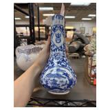 CHINESE BLUE & WHITE VASE CHINESE BLUE & WHITE VASE