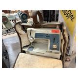 VINTAGE SINGER SEWING MACHINE W CASE VINTAGE SINGER SEWING MACHINE W CASE