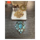 LOT OF MIXED JEWELRY / PINS LOT OF MIXED JEWELRY / PINS
