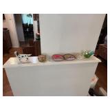 LOT OF MIXED DECOR ON SHELF
