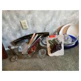 LARGE LOT OF MIXED GLASSWARE / DISHES BOWLS ETC