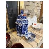 CHINESE BLUE & WHITE LIDDED JAR & BOWL