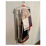 LOT OF MIXED TABLE LINENS / APRONS ETC