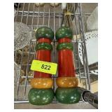 2PC VINTAGE OLDE THOMPSON SALT PEPPER MILLS
