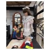 SELECTION OF MIXED DOLLS & FURNITURE