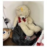 LOT OF STUFFED ANIMALS