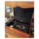 REED & BARTON FLATWARE CHEST NICE W SILVERPLATE