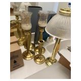LOT OF BRASS CANDLESTICKS / LAMPS