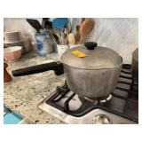 VINTAGE WAGNER WARE MAGNALITE LIDDED POT