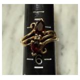 10K GOLD & GARNET RING 2.8G
