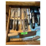 CONTENTS OF DRAWERS LOT OF KNIVES / UTENSILS