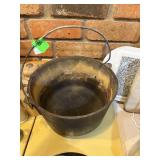 CAST IRON POT / CAULDRON