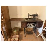 ANTIQUE MASON ROTARY TREADLE SEWING MACHINE