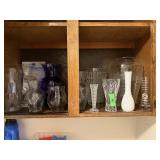 CONTENTS OF CABINET LOT OF VASES / GLASS & CRYSTAL
