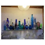 CONTENTS OF SHELF LOT OF GLASSWARE / BOTTLES