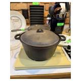 VINTAGE CAST IRON LIDDED DUTCH OVEN