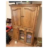 OAK TV CABINET W GLASS FRONT DOORS (NO CONTENTS)